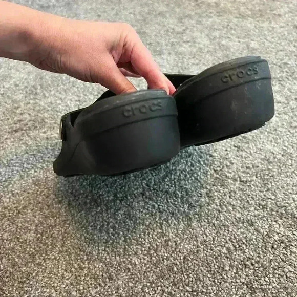 Crocs Sanrah Flip Flop Wedge Black with Gold Circle Women Size 6 - Picture 5 of 5